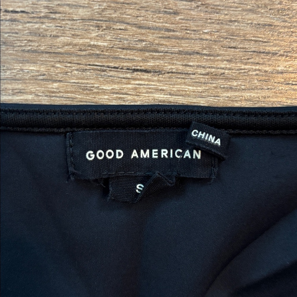 GOOD AMERICAN Sculpting Scoop Neck
Cropped Short Sleeve Tee in black Sz. Small - Picture 5 of 8